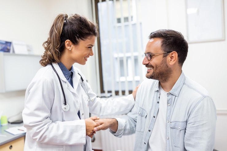 Cardiologist meeting with a patient during a consultation